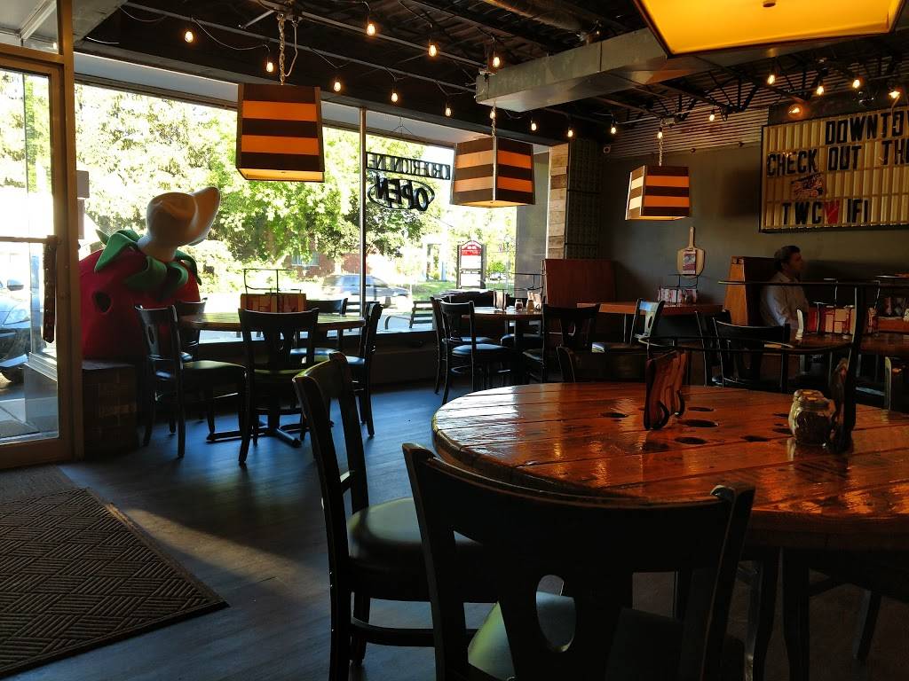 Downtown Pizza Thiensville / Mequon | restaurant | 227 S Main St, Thiensville, WI 53092, USA | 2623874992 OR +1 262-387-4992