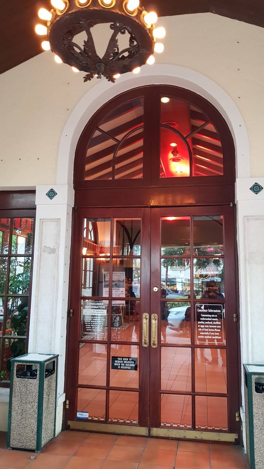 Joes Stone Crab | restaurant | 11 Washington Ave, Miami Beach, FL 33139, USA | 3056730365 OR +1 305-673-0365