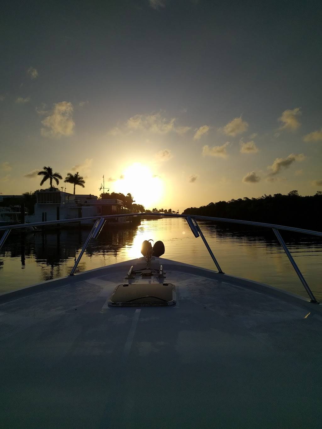 Raw Bar | restaurant | 1 Fishing Village Dr, Key Largo, FL 33037, USA | 3053672611 OR +1 305-367-2611