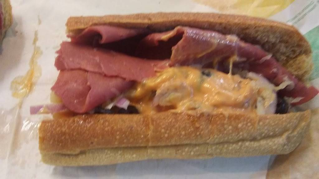 Subway | restaurant | 3902 W Riverside Blvd, Rockford, IL 61101, USA | 8159674006 OR +1 815-967-4006