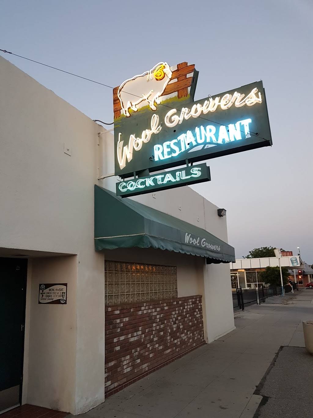 Wool Growers Restaurant | restaurant | 620 E 19th St, Bakersfield, CA 93305, USA | 6613279584 OR +1 661-327-9584