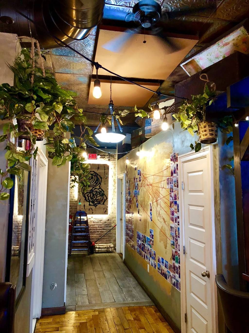 Roza Lyons | restaurant | 709 E Broadway, South Boston, MA 02127, USA | 6179029333 OR +1 617-902-9333