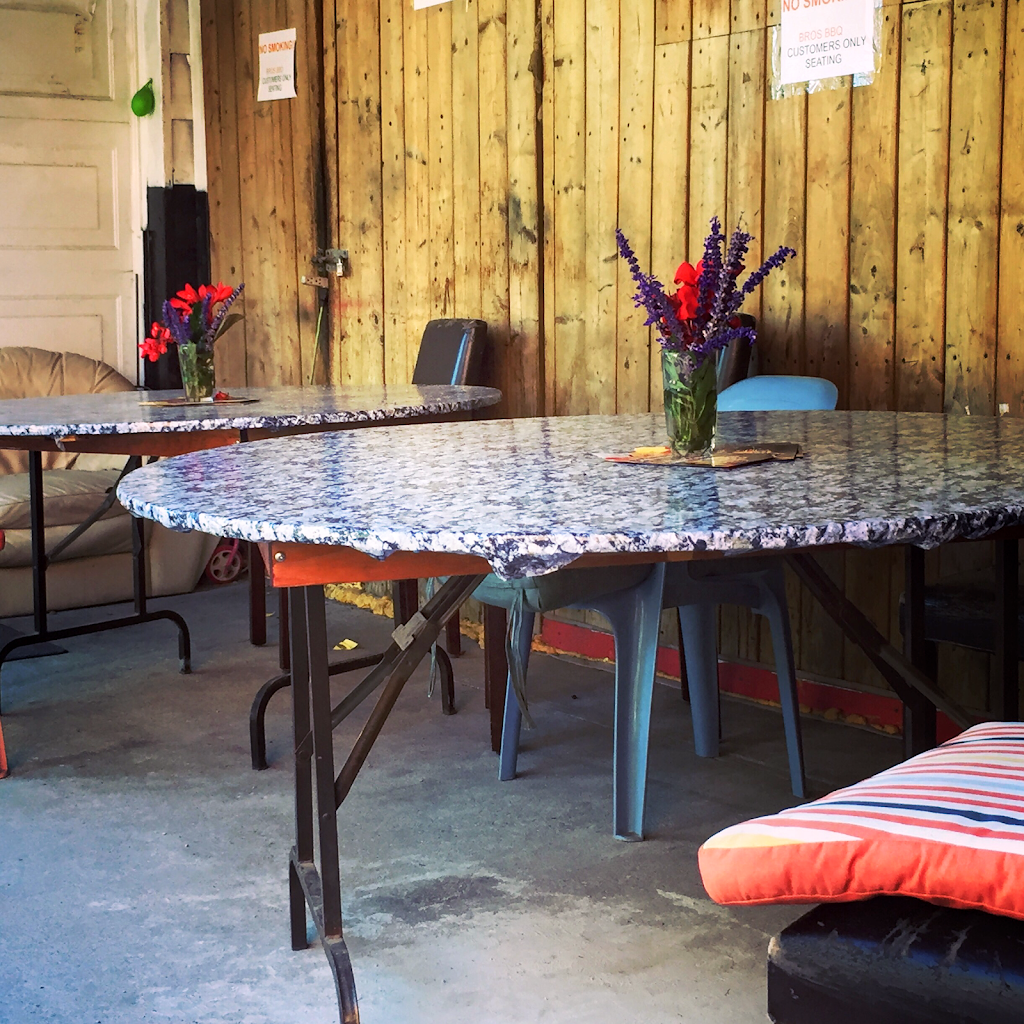 Bros BBQ | restaurant | 3371 Lake Shore Blvd W, Etobicoke, ON M8W 1N1, Canada | 4162522270 OR +1 416-252-2270