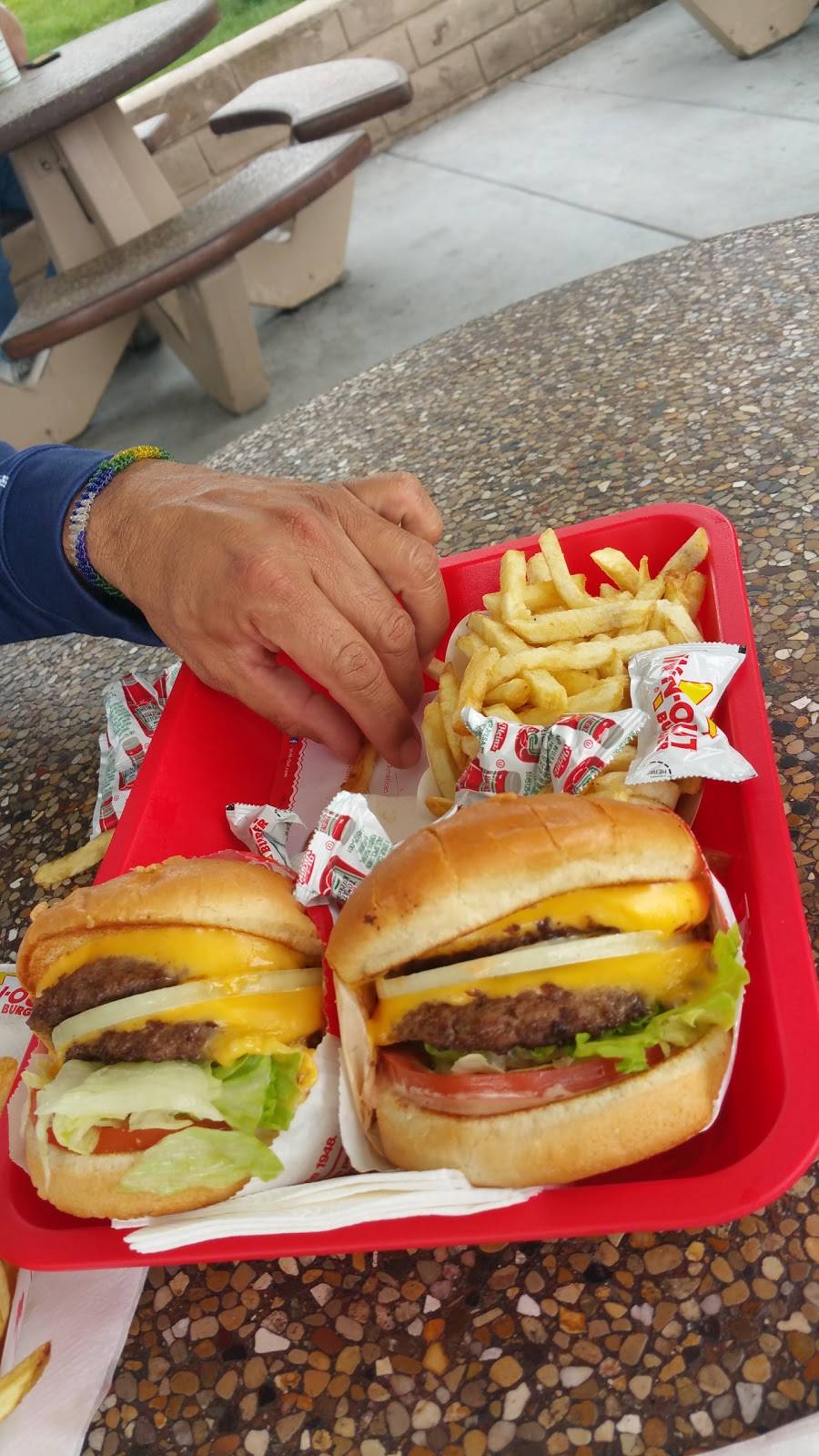 In-N-Out Burger | restaurant | 19920 Ventura Blvd, Woodland Hills, CA 91364, USA | 8007861000 OR +1 800-786-1000