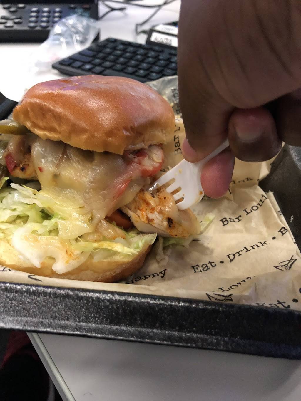 Bar Louie | night club | 118 Shawan Rd, Hunt Valley, MD 21030, USA | 4435412950 OR +1 443-541-2950