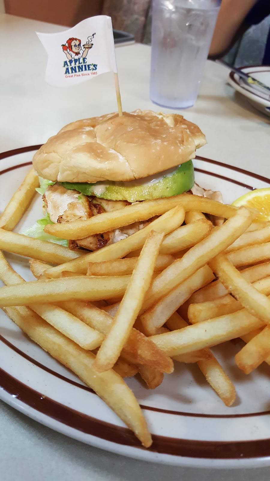 Apple Annies | restaurant | 1165 N Blackstone St, Tulare, CA 93274, USA | 5596863411 OR +1 559-686-3411