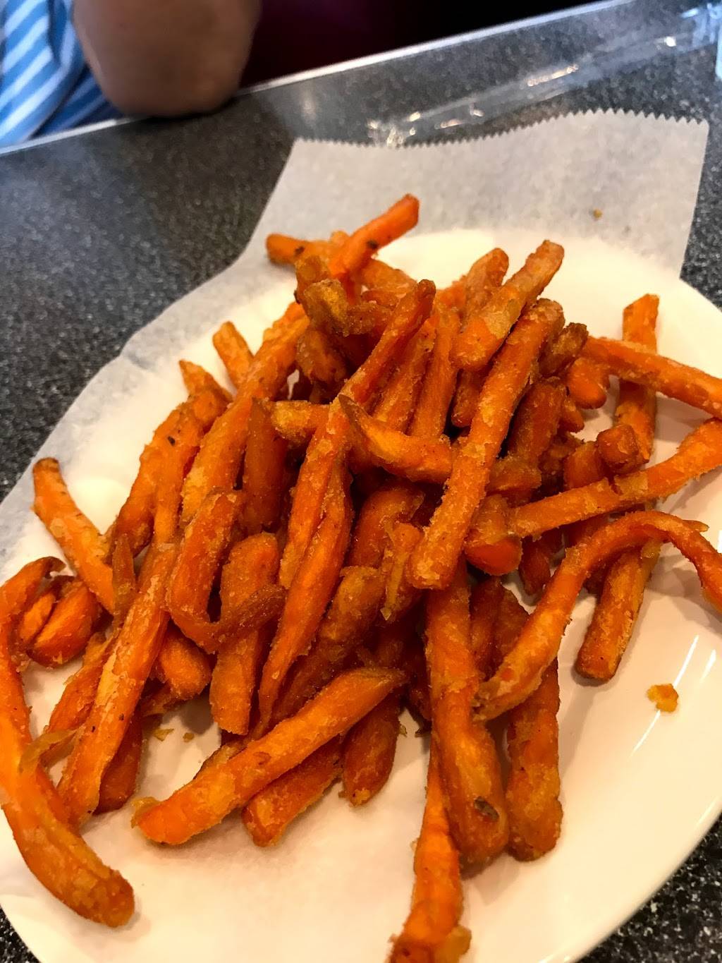 Johnny Rockets | restaurant | 1002 The Arches Cir, Deer Park, NY 11729, USA | 6315957090 OR +1 631-595-7090