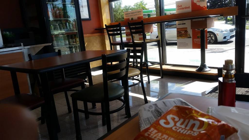 Subway Restaurants | restaurant | 131 N Broadway, Hicksville, NY 11801, USA | 5166817827 OR +1 516-681-7827