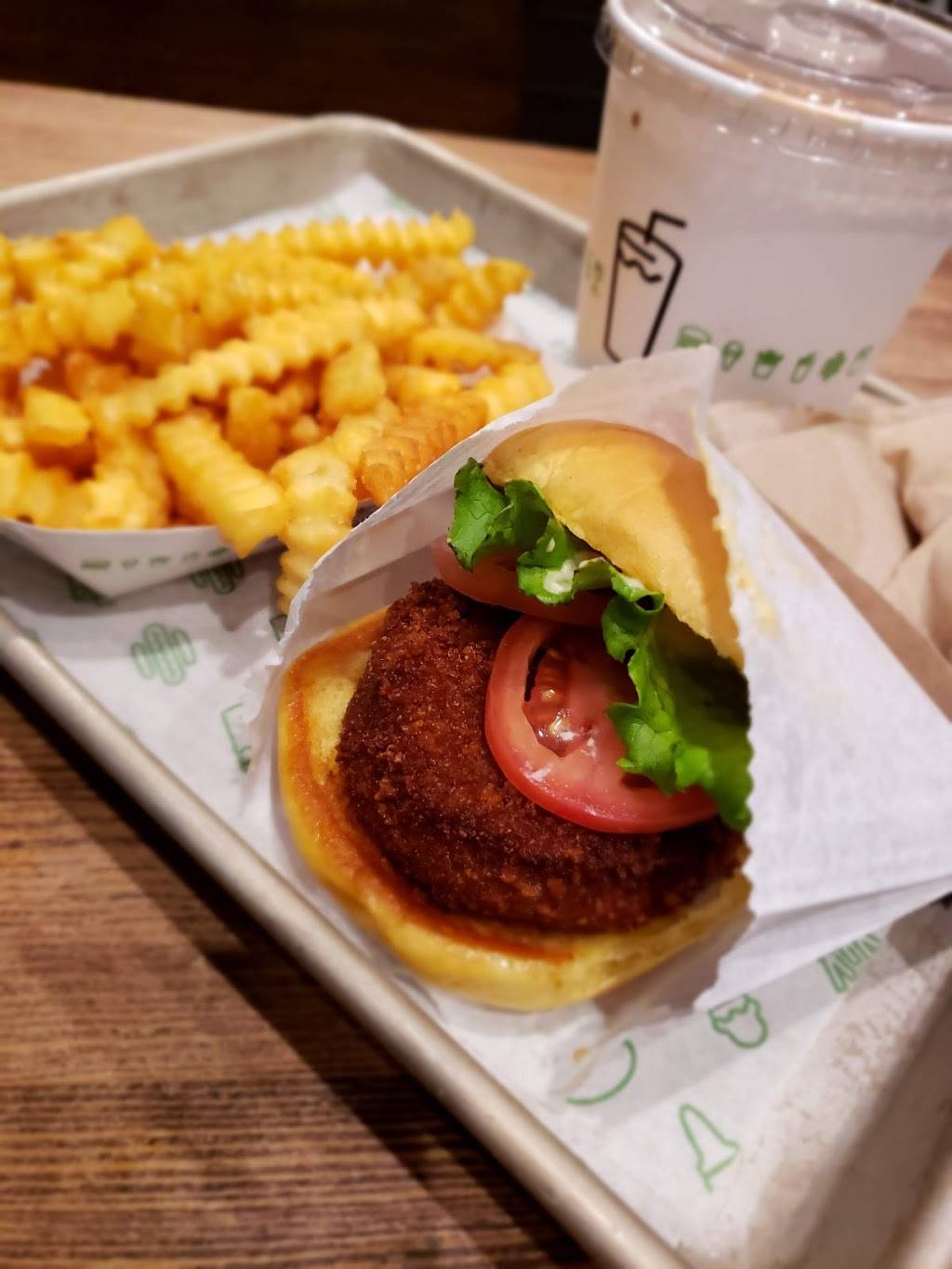 Shake Shack | restaurant | 2957 Broadway, New York, NY 10025, USA | 6463835506 OR +1 646-383-5506