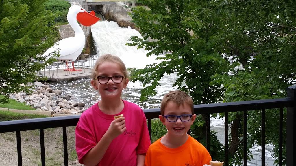 Riverview Place | meal takeaway | 21 N Broadway, Pelican Rapids, MN 56572, USA | 2188634040 OR +1 218-863-4040