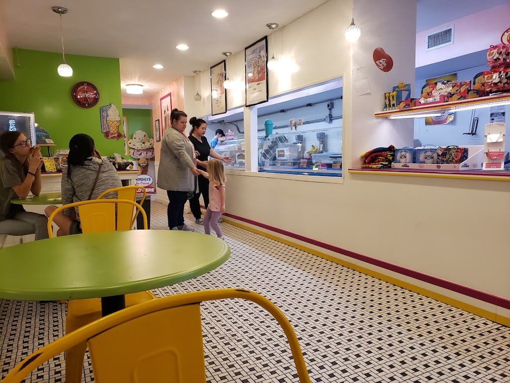 Scoops Ice Cream and Sweets | restaurant | 5237 Willing St, Milton, FL 32570, USA | 8508895403 OR +1 850-889-5403