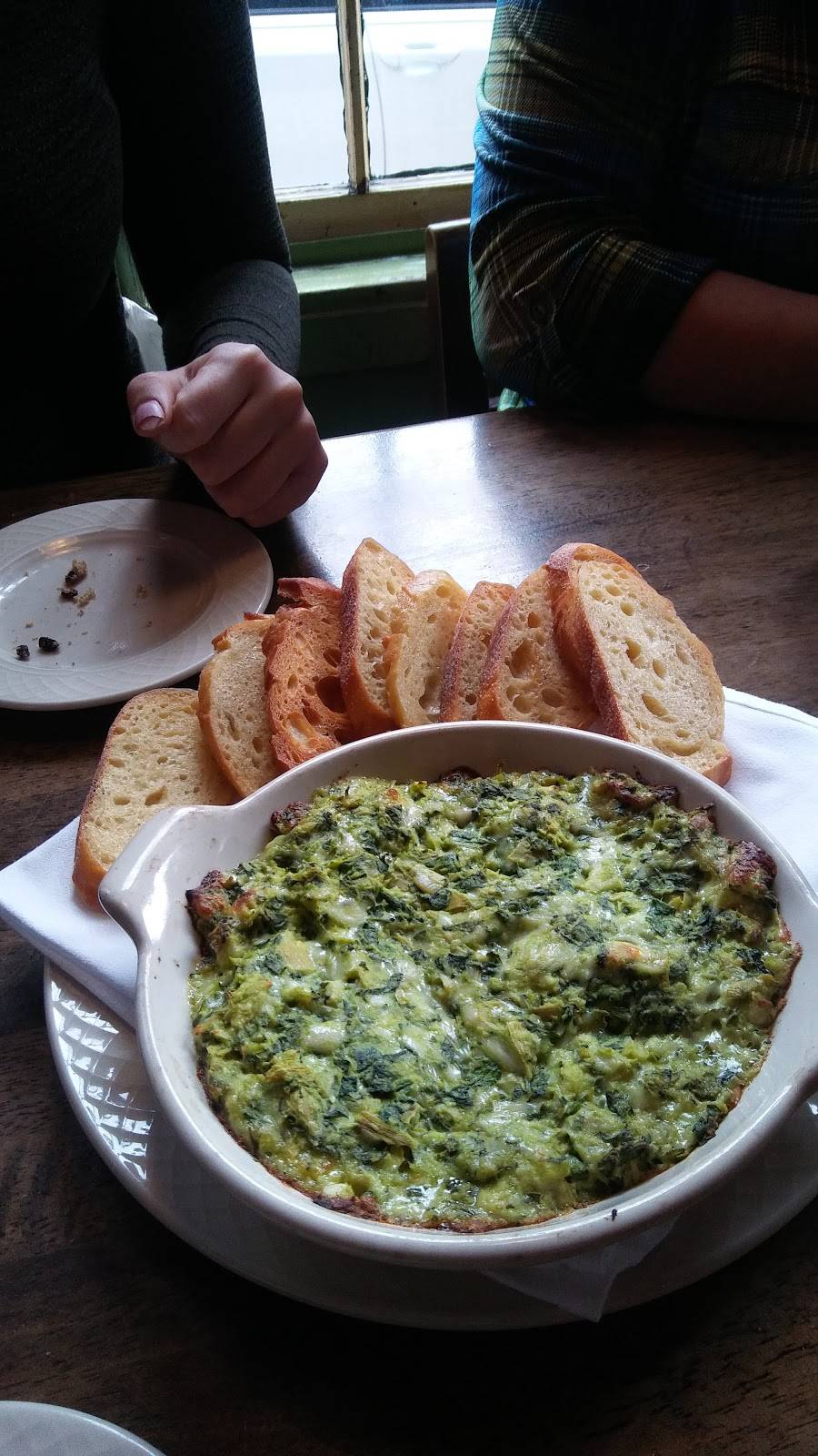 Bull Feeneys | restaurant | 375 Fore St, Portland, ME 04101, USA | 2077737210 OR +1 207-773-7210