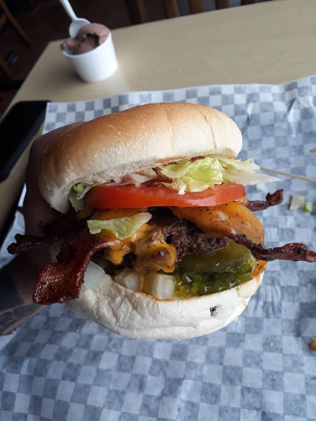 Burger Delight | restaurant | 100 Mearns Ave #1, Bowmanville, ON L1C 5M3, Canada | 9056236644 OR +1 905-623-6644
