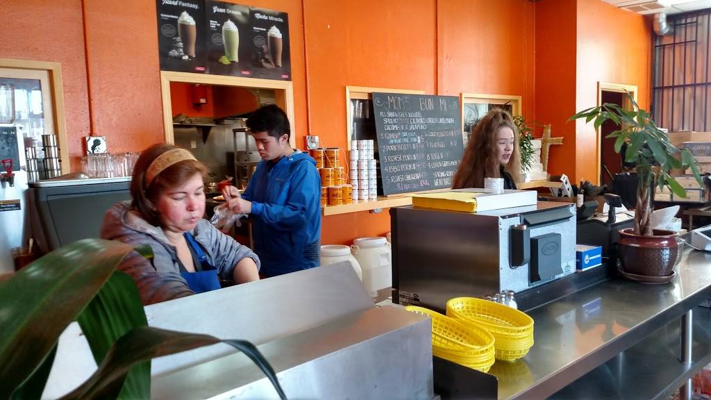 Moms Bun Mi | restaurant | 1400 14th Ave, Oakland, CA 94606, USA | 5106961028 OR +1 510-696-1028