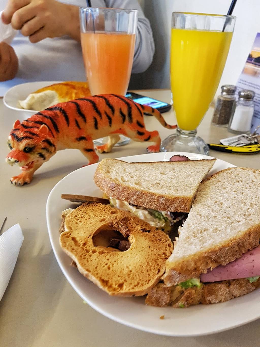 Dos Gringos | restaurant | 3116 Mt Pleasant St NW, Washington, DC 20010, USA | 2024621159 OR +1 202-462-1159