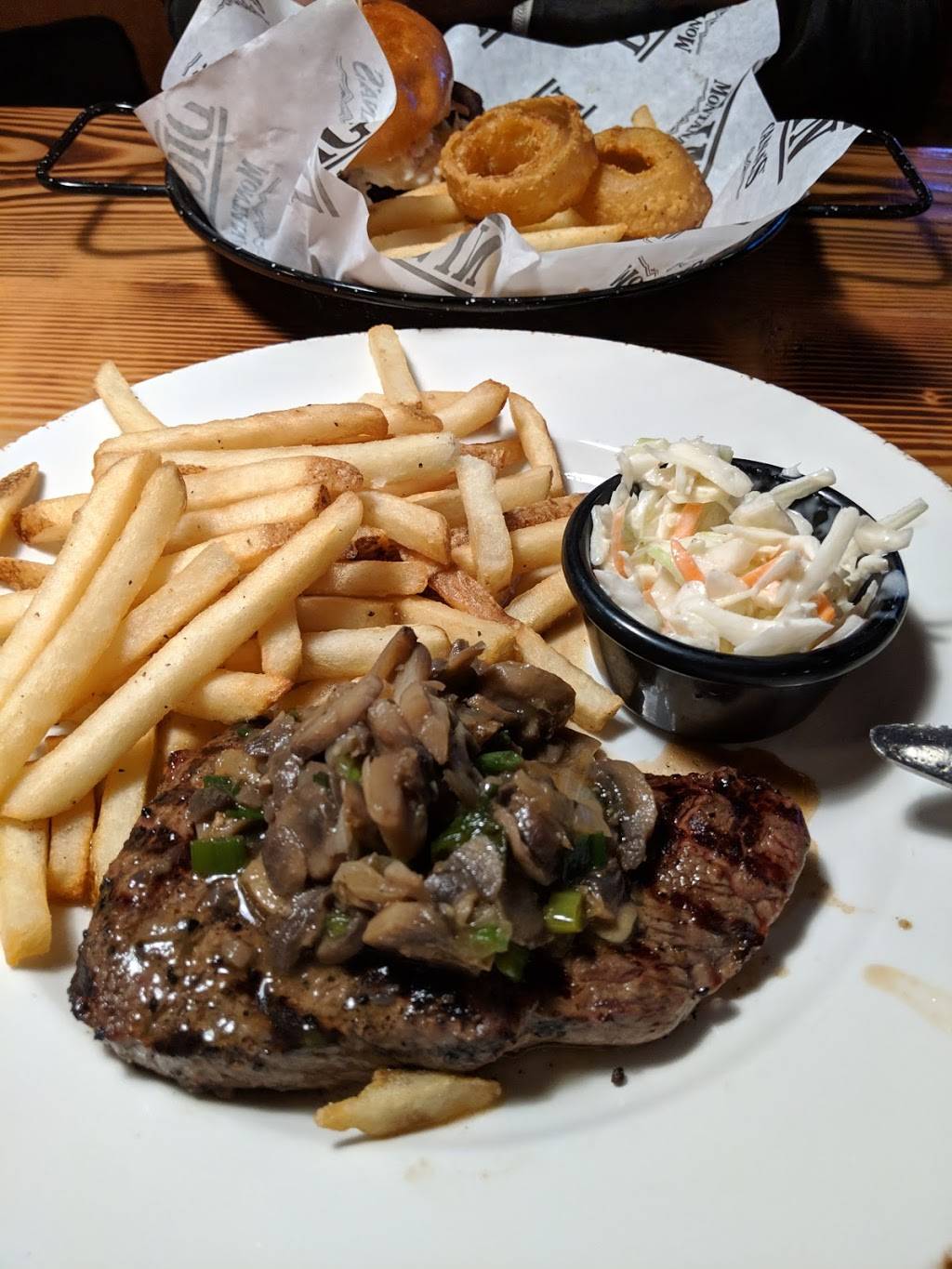 Montanas | restaurant | 1495 Aerowood Dr, Mississauga, ON L4W 1C2, Canada | 9052069811 OR +1 905-206-9811