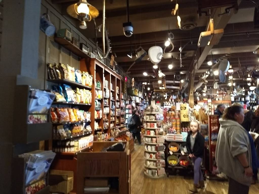 Cracker Barrel Old Country Store | restaurant | 2101 N Kenyon Rd, Urbana, IL 61802, USA | 2173449087 OR +1 217-344-9087