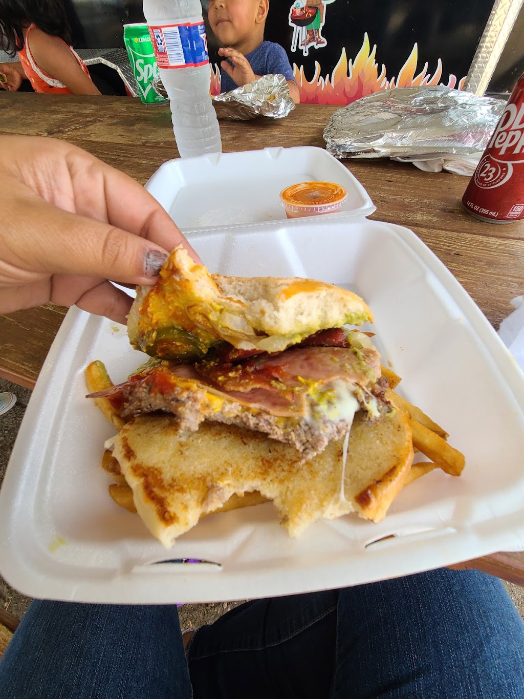 Pumbah’s Tacos & Burgers | restaurant | 201 W 1st St, Dumas, TX 79029, USA | 8069227336 OR +1 806-922-7336