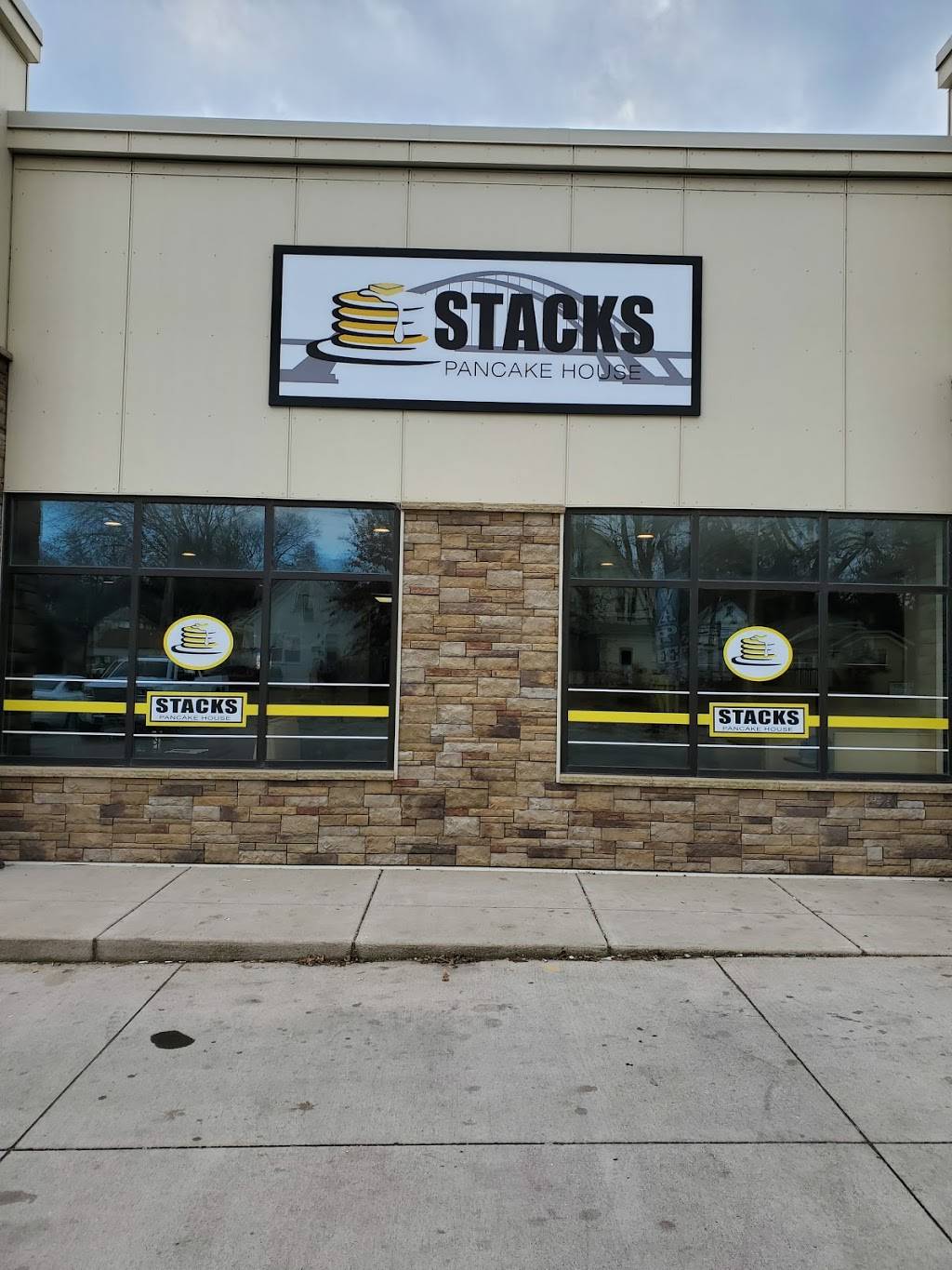 Stacks pancake house | restaurant | 1661 Grant St, Bettendorf, IA 52722, USA | 5633458000 OR +1 563-345-8000
