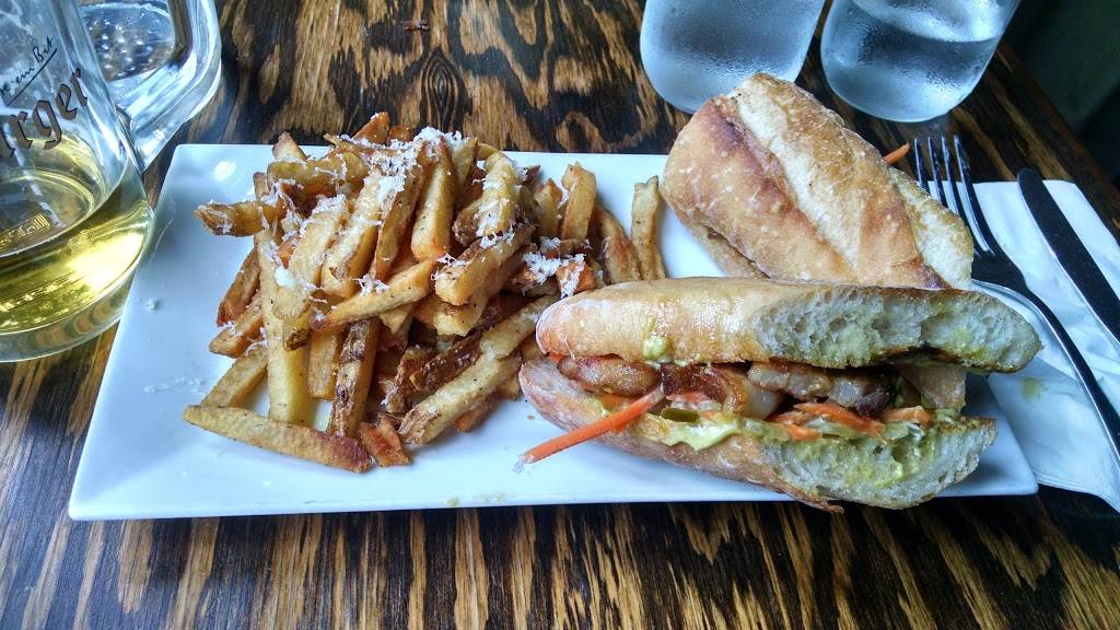 Tullulahs | restaurant | 12 4th Ave, Bay Shore, NY 11706, USA | 6319699800 OR +1 631-969-9800