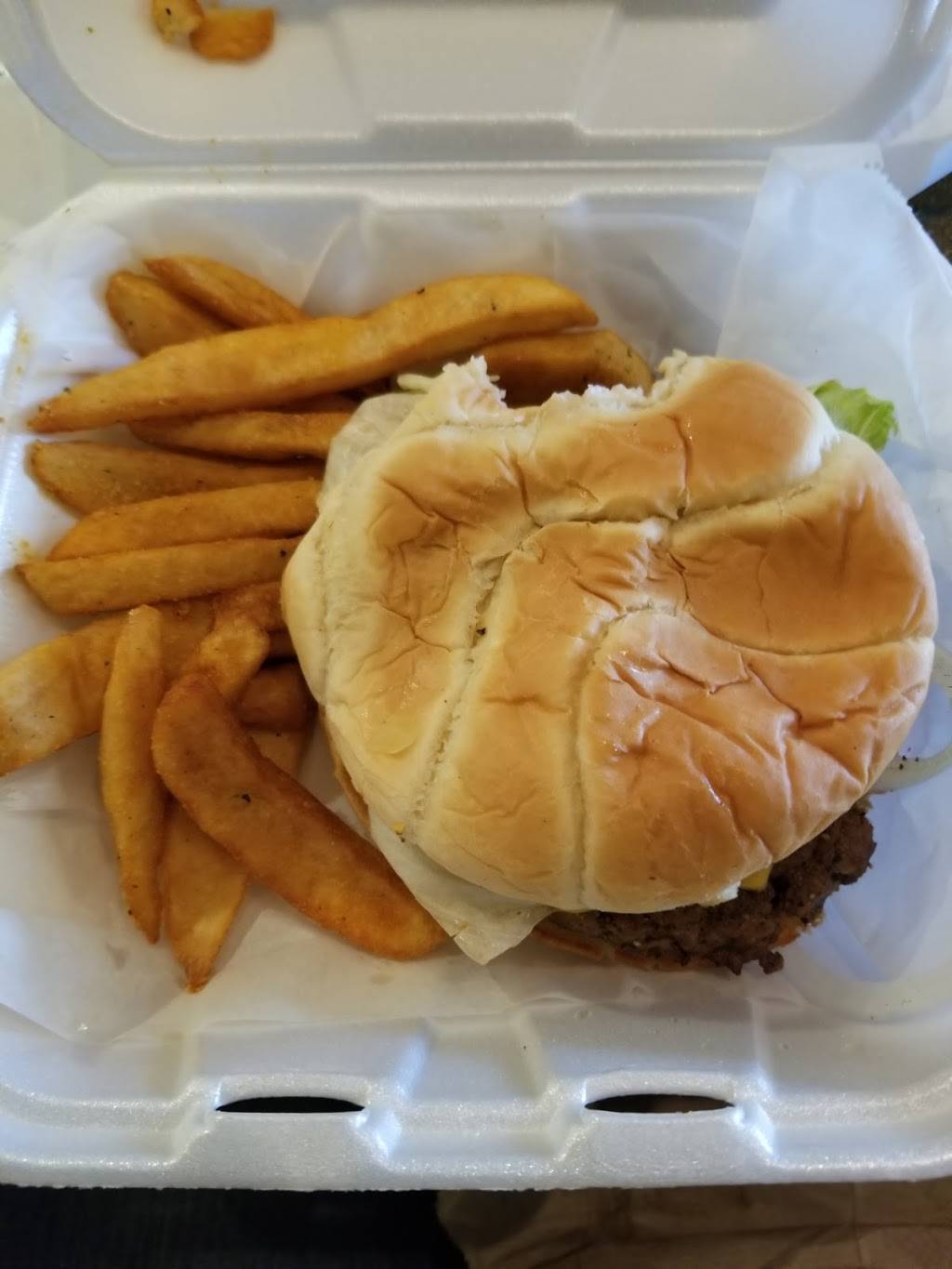 Hugstable Sports Bar & Grill | restaurant | 813 Jackson Ave, Memphis, TN 38107, USA | 9015222911 OR +1 901-522-2911