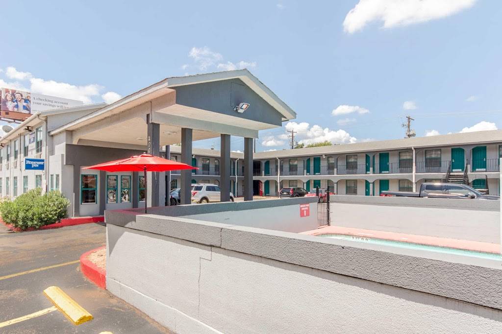 Rodeway Inn University/Downtown | restaurant | 2900 N N Interstate Hwy 35, Austin, TX 78705, USA | 5124776395 OR +1 512-477-6395