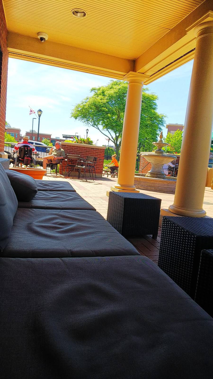 Starbucks | cafe | 137 W Wood St, Palatine, IL 60067, USA | 8473595534 OR +1 847-359-5534