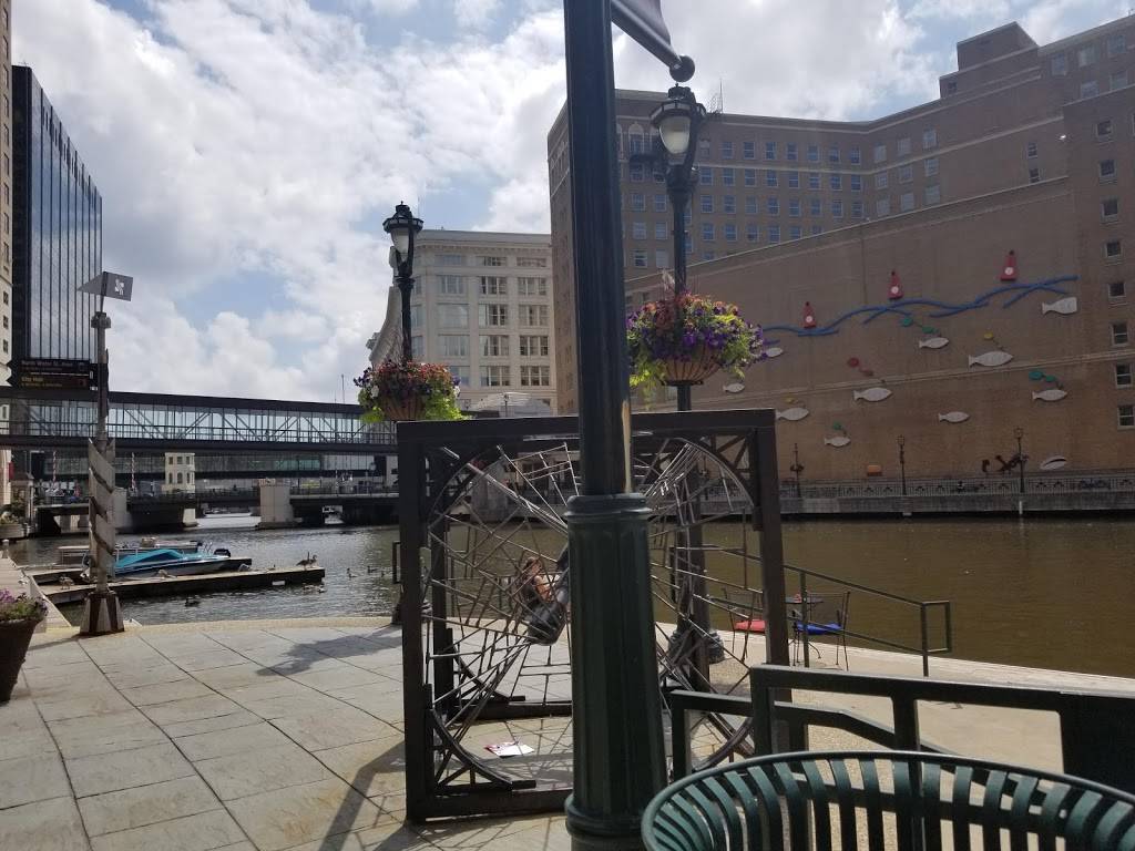 Milwaukee Waterfront Deli | restaurant | 761 N Water St, Milwaukee, WI 53202, USA | 4142209300 OR +1 414-220-9300