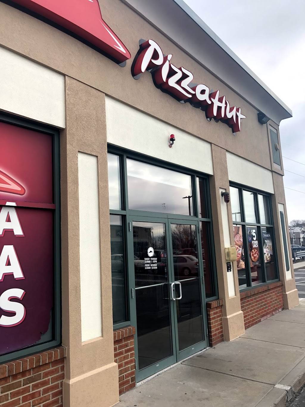 Pizza Hut | meal takeaway | 5A Everett St, Revere, MA 02151, USA | 7813258537 OR +1 781-325-8537