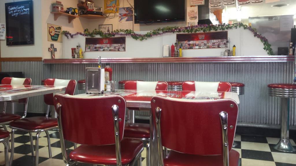 Hound Dog Hop | restaurant | 195 Sandusky St, Plymouth, OH 44865, USA | 4196871224 OR +1 419-687-1224