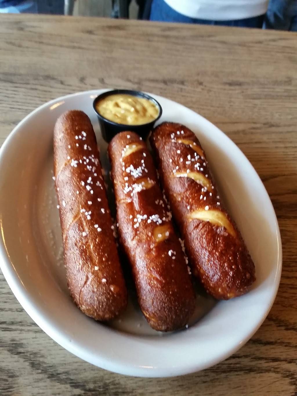 LakeHouse Pub | restaurant | 6 W Genesee St, Skaneateles, NY 13152, USA | 3155548194 OR +1 315-554-8194