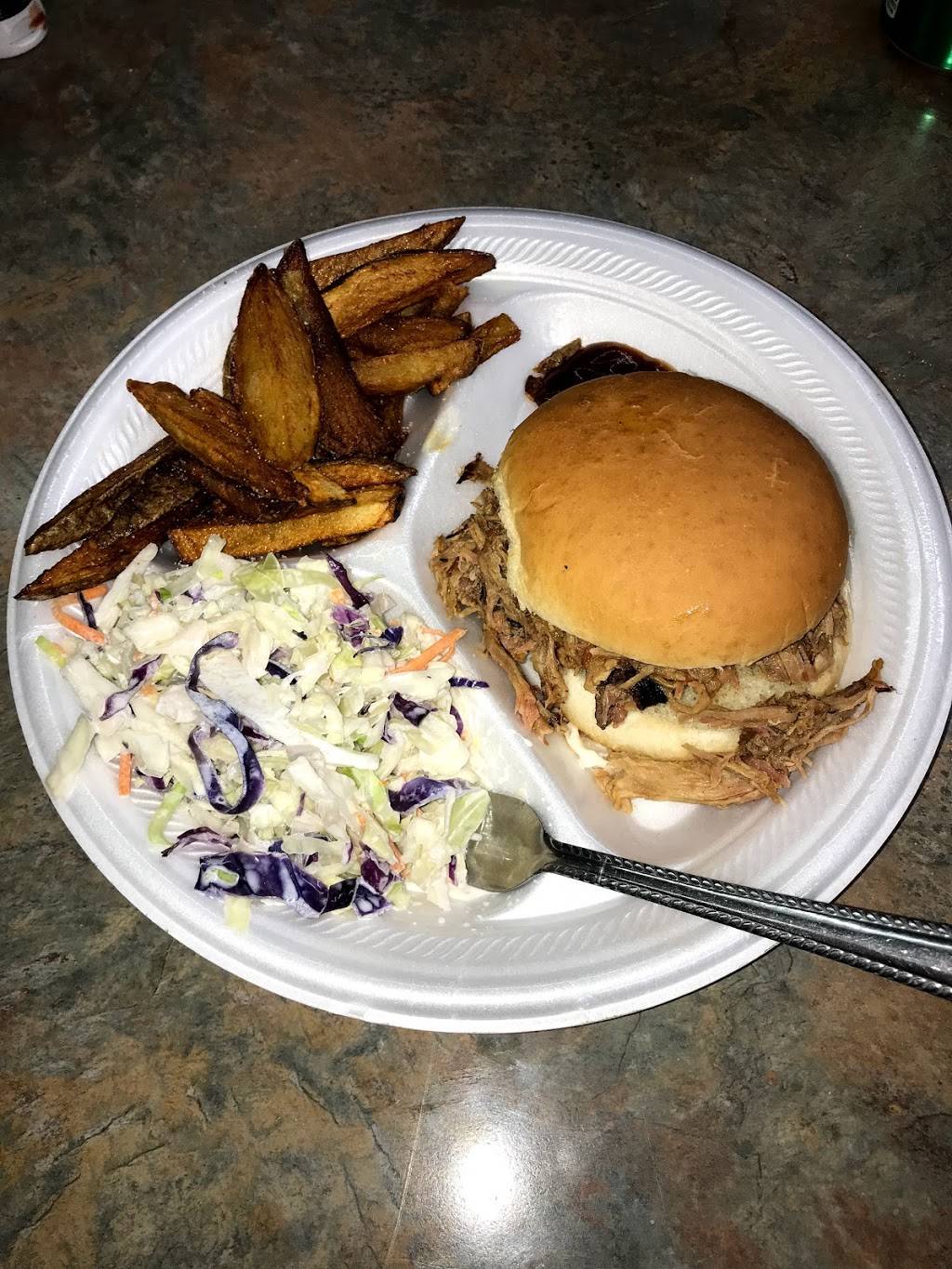 In And Out BBQ | restaurant | 1 N Main St, Winchester, KY 40391, USA | 8595533936 OR +1 859-553-3936