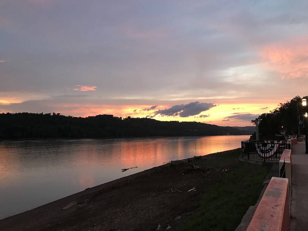 Buck’s Riverside Grill | restaurant | 100 Front St, New Richmond, OH 45157, USA | 5137188429 OR +1 513-718-8429