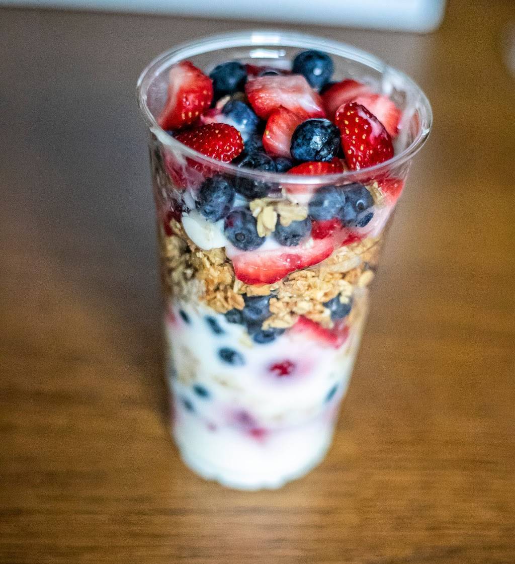 Smoothie Queen | restaurant | 1611 E Kalamazoo St, Lansing, MI 48912, USA | 5175122635 OR +1 517-512-2635