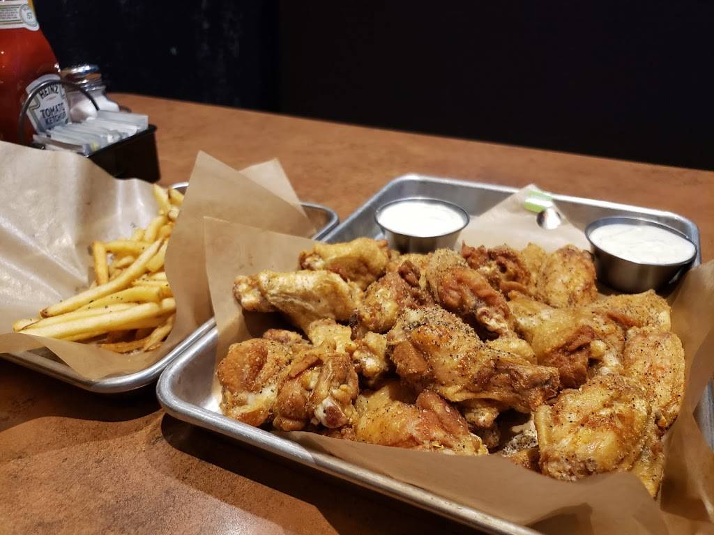 Buffalo Wild Wings | restaurant | 239 Midway Blvd, Elyria, OH 44035, USA | 4403245544 OR +1 440-324-5544