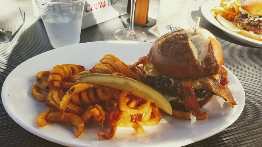 Vines On Clark | restaurant | 3554 N Clark St, Chicago, IL 60657, USA | 7733278572 OR +1 773-327-8572