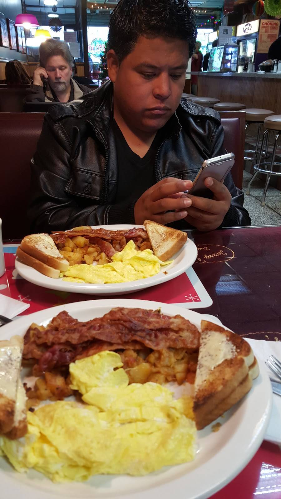 Jerrys 637 | restaurant | 637 Bay St, Staten Island, NY 10304, USA | 7188767685 OR +1 718-876-7685