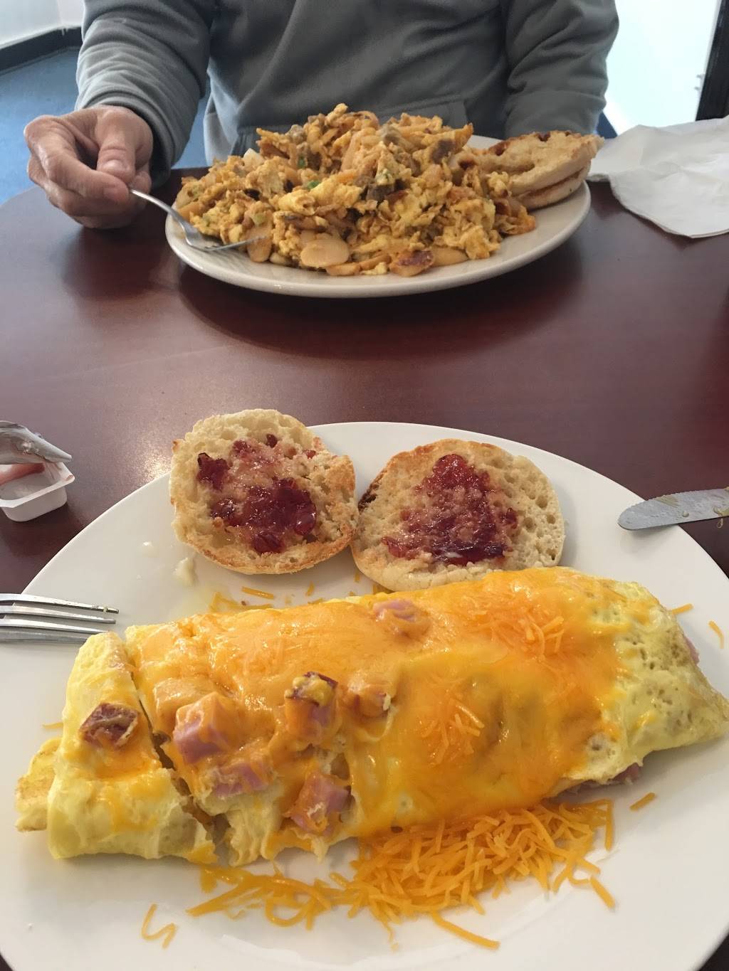 D Js Campus Kitchen LLC | restaurant | 405 Williams St, New London, CT 06320, USA | 8604391572 OR +1 860-439-1572