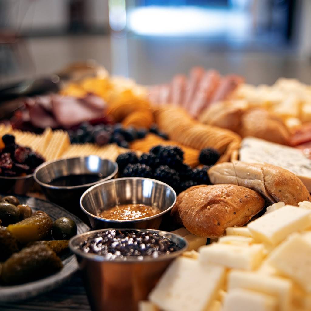 Sideline Social Restaurant + Bar | restaurant | 10700 231st Way NE #100, Redmond, WA 98053, USA | 4257287298 OR +1 425-728-7298