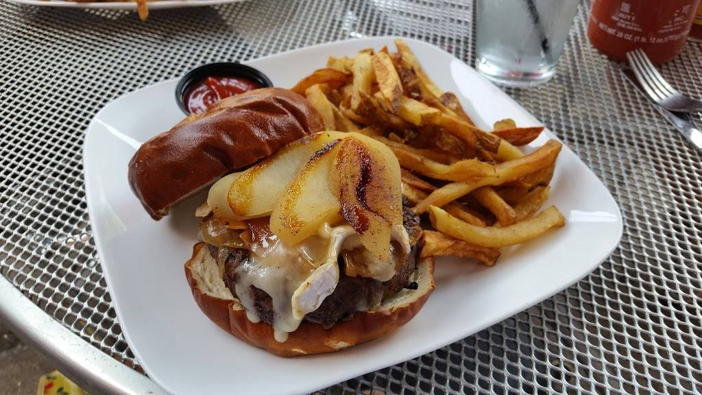 Kumas Corner | restaurant | 2900 W Belmont Ave, Chicago, IL 60618, USA | 7736048769 OR +1 773-604-8769