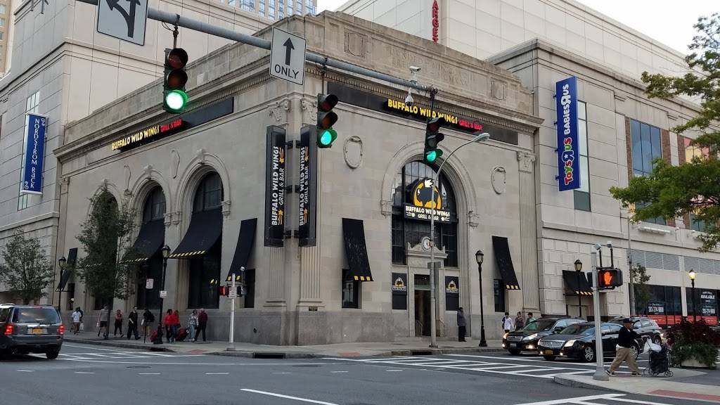 Buffalo Wild Wings | restaurant | 1 Mamaroneck Ave, White Plains, NY 10601, USA | 9143859453 OR +1 914-385-9453