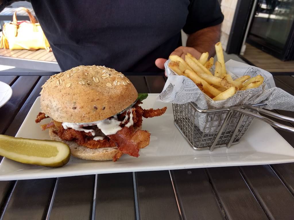 The Rum Runner | restaurant | 816 Ocean Ave, Sea Bright, NJ 07760, USA | 7328422894 OR +1 732-842-2894