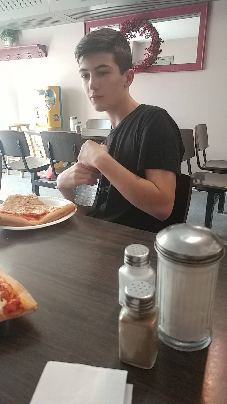 La Pizzeria | restaurant | 17 Dundas St W, Napanee, ON K7R 1Z3, Canada | 6133543361 OR +1 613-354-3361