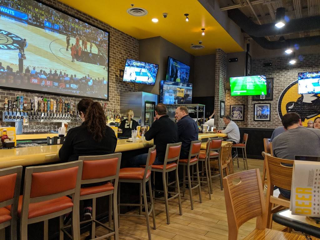 Buffalo Wild Wings | meal takeaway | 9810 NE Cascades Pkwy, Portland, OR 97220, USA | 5032810351 OR +1 503-281-0351