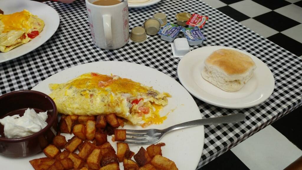 Bees Home Cooking | restaurant | 2511 Sanford Ave, Sanford, FL 32773, USA | 4073288554 OR +1 407-328-8554