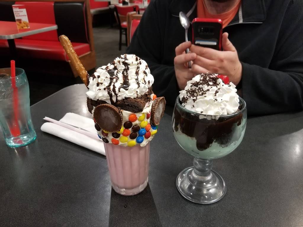 Friendlys | restaurant | 1090 Iyannough Rd, Hyannis, MA 02601, USA | 5087718145 OR +1 508-771-8145