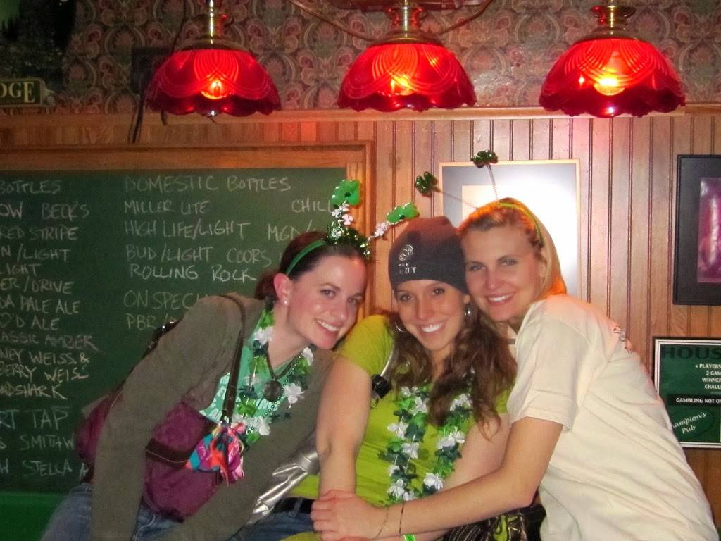 Champions Pub | restaurant | 2417 N Bartlett Ave, Milwaukee, WI 53211, USA | 4143322440 OR +1 414-332-2440