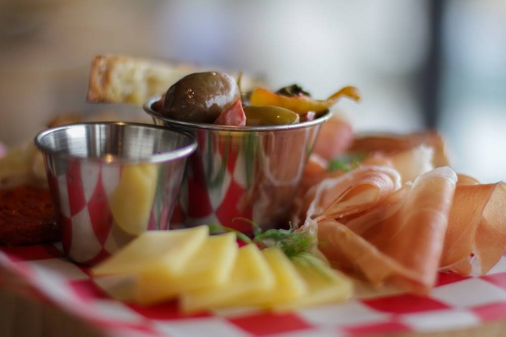 Summer House | restaurant | at The Carlyle on The Lake, 12900 Lake Ave Unit 2, Lakewood, OH 44107, USA | 2162702300 OR +1 216-270-2300