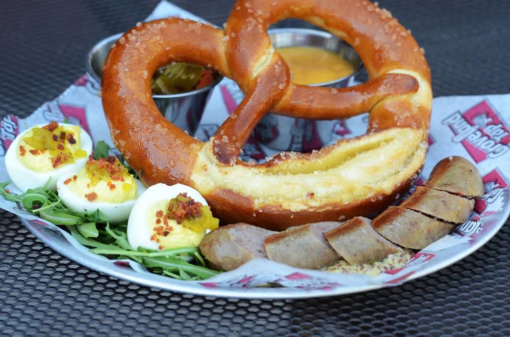 Groveland Tap | restaurant | 1834 St Clair Ave, St Paul, MN 55105, USA | 6516995058 OR +1 651-699-5058