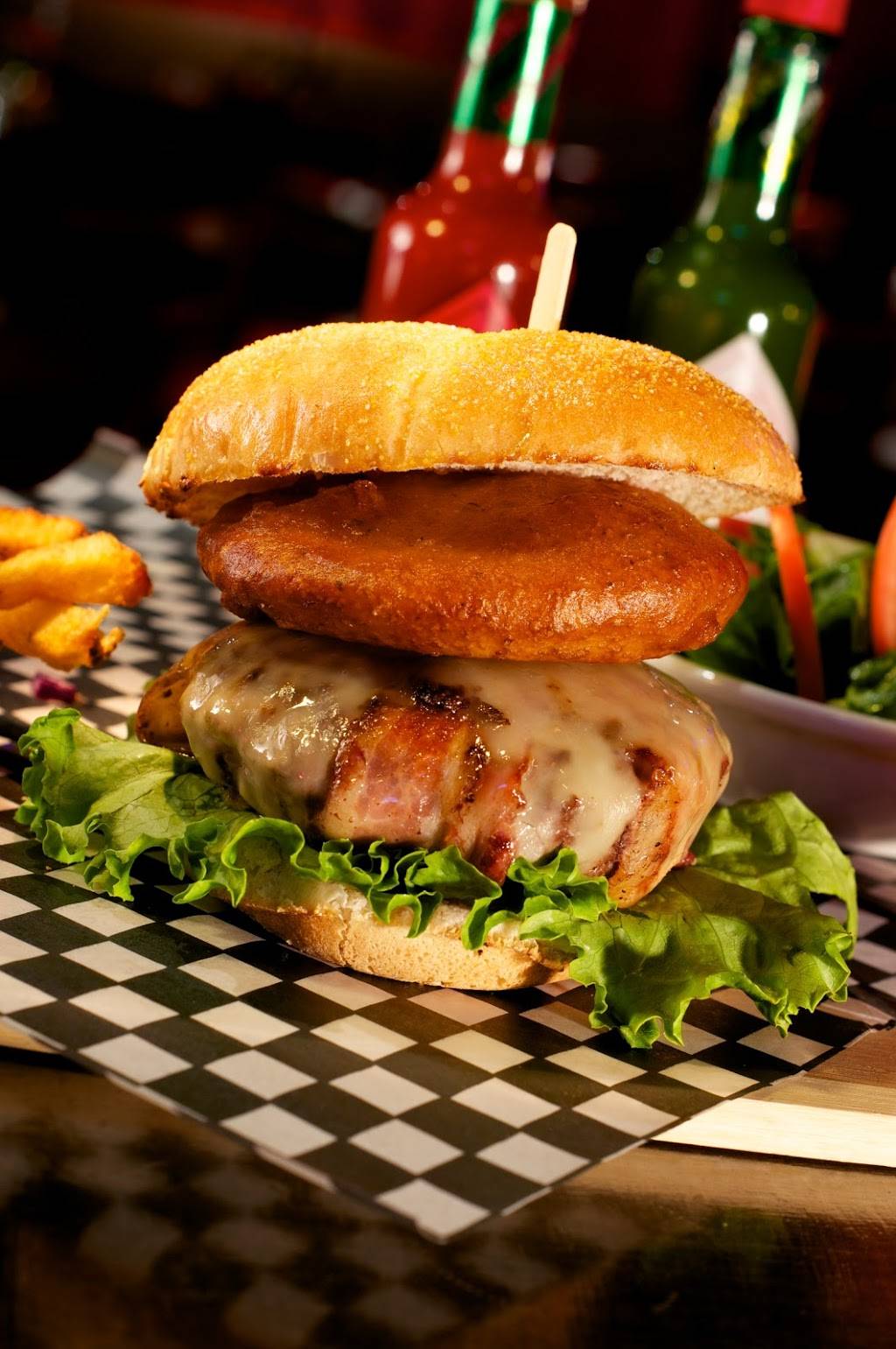 Le Rideau Rouge | restaurant | 1147 Avenue Cartier, Québec, QC G1R 2S6, Canada | 4189776843 OR +1 418-977-6843